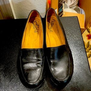Women leather dress shoes very comfy size 8m